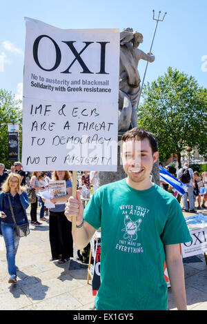 Bristol, UK, 4. Juli, 2015.A Demonstrant abgebildet ist, hält eine gegen Sparpolitik Plakat Oxi während einer Kundgebung zur Unterstützung der griechischen Regierungen Aufruf für ein Nein im Referendum am Sonntag Rettungsaktion Nein sagen. Bildnachweis: Lynchpics/Alamy Live-Nachrichten Stockfoto