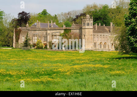 Lacock Abbey, von einer öffentlichen Straße aus gesehen. Stockfoto