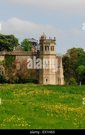 Lacock Abbey, von einer öffentlichen Straße aus gesehen. Stockfoto