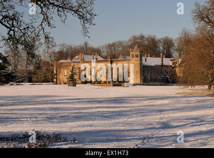 Lacock Abbey im Schnee, von einer öffentlichen Straße aus gesehen. Stockfoto