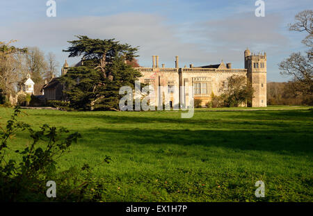 Lacock Abbey, von einer öffentlichen Straße aus gesehen. Stockfoto