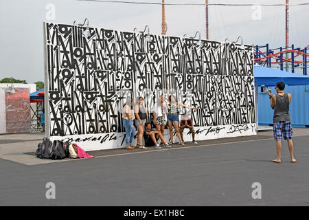 Touristen bekommen ihr Foto auf einer der 30 oder so CONEY Kunst Wände in Coney Island, Brooklyn, New York City Stockfoto