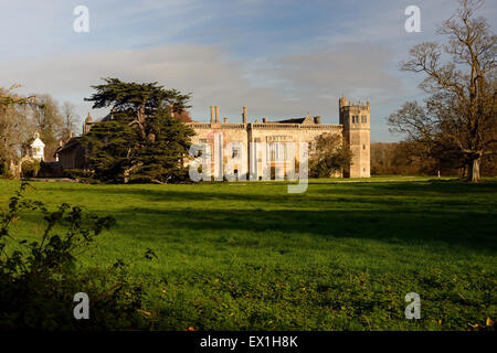 Lacock Abbey, von einer öffentlichen Straße aus gesehen. Stockfoto