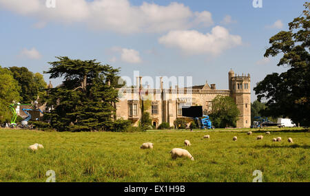 Dreharbeiten im Gange in Lacock Abbey, von einer öffentlichen Straße aus gesehen. Stockfoto