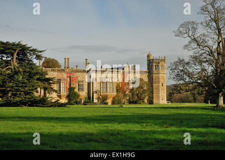 Lacock Abbey, von einer öffentlichen Straße aus gesehen. Stockfoto