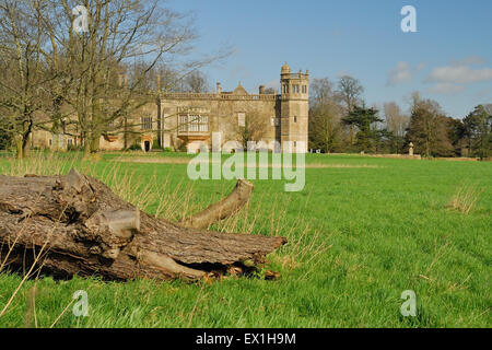 Lacock Abbey, von einer öffentlichen Straße aus gesehen. Stockfoto