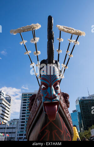 Bug eines Maori Kanus mit Furcht einflössenden Gesicht und Zunge, die heraus an der Waterfront in Auckland, Neuseeland. Stockfoto