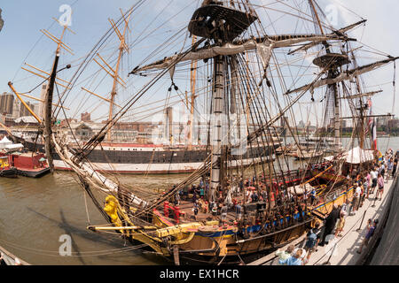 Hunderte von Besuchern Line-up der Hermione festgemacht am East River in New York auf Freitag, 3. Juli 2015 an Bord. Hermoine ist ein Nachbau der Fregatte aus dem 18. Jahrhundert, die französische General Marquis von Lafayette im Krieg von Unabhängigkeit von Großbritannien nach Amerika gerne gebracht. Es beteiligen sich an der 4. Juli feiern und weiter die Reise entlang der Ostküste und in Kanada. (© Richard B. Levine) Stockfoto