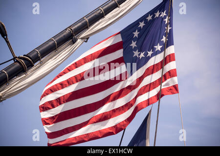 Die amerikanische Flagge mit dreizehn Sterne repräsentieren die dreizehn Kolonien fliegt aus der französischen Fregatte, die L'Hermione liegt am East River in New York auf Freitag, 3. Juli 2015. Hermoine ist ein Nachbau der Fregatte aus dem 18. Jahrhundert, die französische General Marquis von Lafayette im Krieg von Unabhängigkeit von Großbritannien nach Amerika gerne gebracht. Es beteiligen sich an der 4. Juli feiern und weiter die Reise entlang der Ostküste und in Kanada. (© Richard B. Levine) Stockfoto