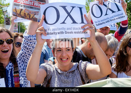 Bristol, UK, 4. Juli 2015. Demonstranten sind im Bild halten gegen Sparpolitik Schilder mit der Aufschrift Oxi nicht während einer Protestaktion zur Unterstützung der griechischen Regierungen Aufruf für ein Nein im Referendum am Sonntag Rettungsaktion. Bildnachweis: Lynchpics/Alamy Live-Nachrichten Stockfoto