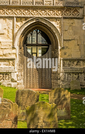Tür auf der Glocke Turm von St. Michaels Church, Beccles. Es unterscheidet sich von der Hauptkirche, rund 150 Jahre später gebaut Stockfoto