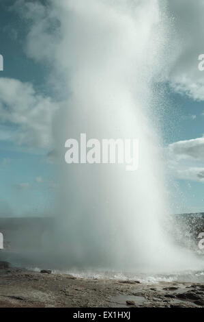 Ausbruch des Strokkur-Geysirs in Island Stockfoto