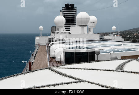 Blick auf die Sat-Anlage auf einem Kreuzfahrtschiff Stockfoto