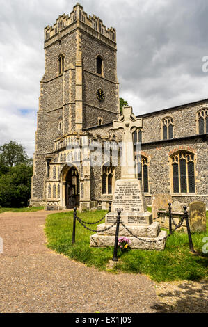 St. Marien Kirche, Ixworth, Suffolk. Aus dem 14. Jahrhundert aus Feuerstein und Stein gefertigt. Stockfoto