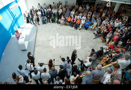 Berlin, Deutschland. 4. Juli 2015. Deutsche Bundeskanzlerin Angela Merkel (L) spricht am Tag der offenen Tür an der Konrad-Adenauer-Haus in Berlin, Deutschland, 4. Juli 2015. Foto: Jörg CARSTENSEN/DPA/Alamy Live-Nachrichten Stockfoto