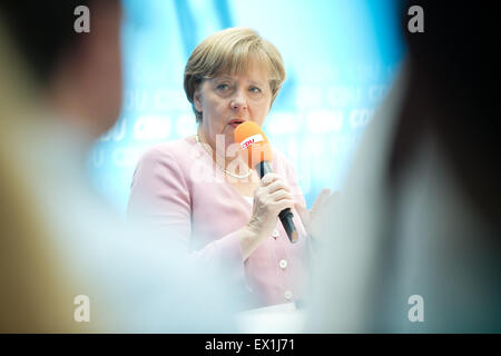 Berlin, Deutschland. 4. Juli 2015. Bundeskanzlerin Angela Merkel spricht am Tag der offenen Tür an der Konrad-Adenauer-Haus in Berlin, Deutschland, 4. Juli 2015. Foto: Jörg CARSTENSEN/DPA/Alamy Live-Nachrichten Stockfoto