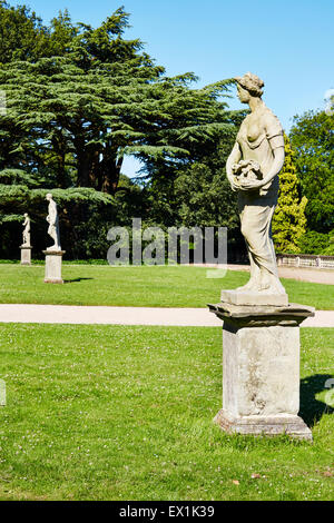 Steinstatue auf dem Gelände des Wollaton Hall, Nottingham, England. Stockfoto