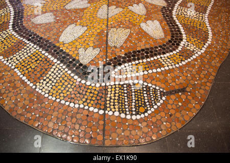 Australien, NT, Alice Springs. Detail der Aborigines Kunst, Mosaikboden mit emu Fußabdruck und Snake Design. Stockfoto