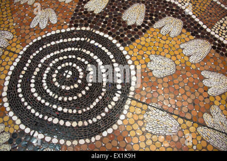 Australien, NT, Alice Springs. Detail der Aborigine Kunstwerke, Mosaikboden mit emu Fußabdruck Design. Stockfoto