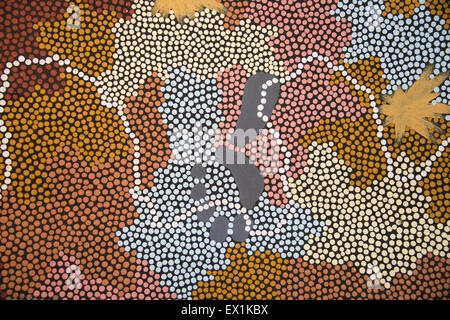 Australien, NT, Alice Springs. Detail der Aborigine Kunstwerke mit Fußabdruck, Malerei auf Leinwand. Stockfoto