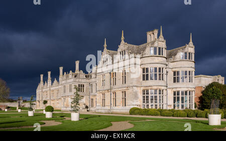 dramatisches Bild der Kirby Hall in Northamptonshire, UK, kurz vor einem Sturm. Stockfoto