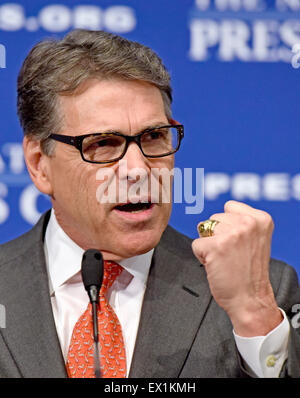 Ehemaliger Gouverneur Rick Perry (Republikaner aus Texas), ein Kandidat für die 2016 republikanische Partei Nominierung für das Präsidentenamt, spricht über "in der Kreislauf der Hoffnungslosigkeit und verpasste Gelegenheit, die viele Amerikaner fühlen sich gefangen" im National Press Club in Washington, DC auf Donnerstag, 2. Juli 2015. Bildnachweis: Ron Sachs/CNP - kein Draht-Dienst- Stockfoto