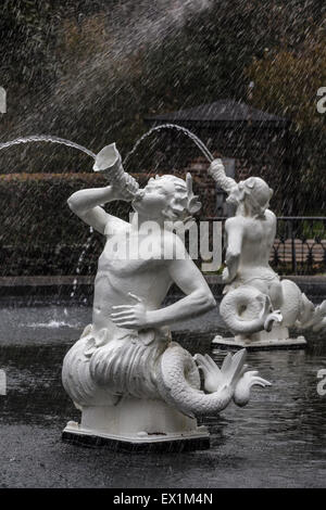 Detail des Forsyth Park Brunnen, Savannah Georgia. Zwei Satyrn Stockfoto