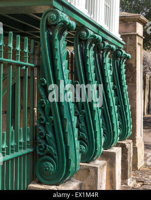 Gusseisen Akanthus scrollt Unterstützung von der Veranda des Hauses Owens-Thomas in Savannah, Georgia, USA Stockfoto