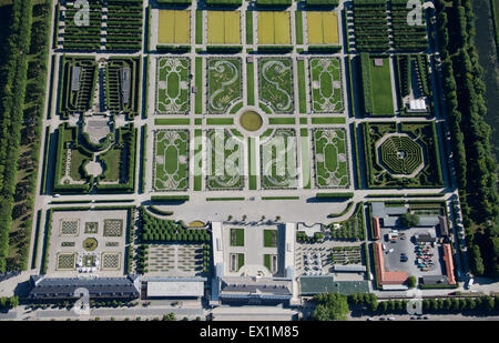 Hannover, Deutschland. 30. Juli 2015. Die Herrenhäuser Gärten mit Schloss Herrenhausen in Hannover, 30. Juli 2015. Foto: Julian Stratenschulte/Dpa/Alamy Live News Stockfoto