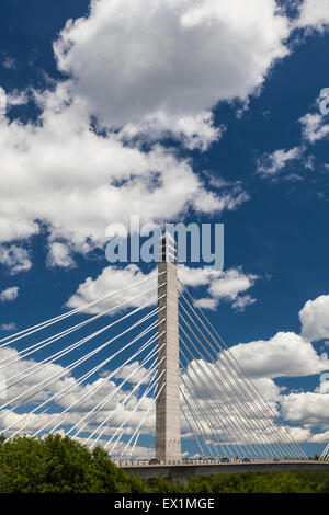 Die Schrägseilbrücke Penobscot Narrows Bridge und Sternwarte, Maine, ist Heimat der erste Aussichtsturm in den USA gebaut. Stockfoto