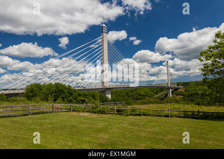 Die Schrägseilbrücke Penobscot Narrows Bridge und Sternwarte, Maine, ist Heimat der erste Aussichtsturm in den USA gebaut. Stockfoto