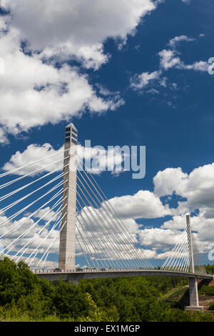 Die Schrägseilbrücke Penobscot Narrows Bridge und Sternwarte, Maine, ist Heimat der erste Aussichtsturm in den USA gebaut. Stockfoto