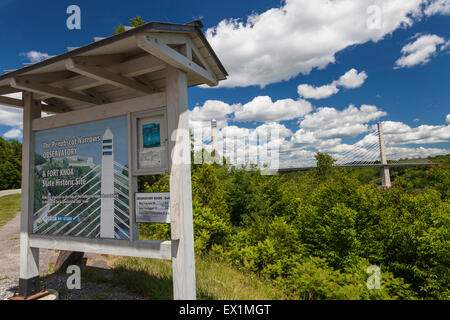 Die Schrägseilbrücke Penobscot Narrows Bridge und Sternwarte, Maine, ist Heimat der erste Aussichtsturm in den USA gebaut. Stockfoto