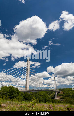 Die Schrägseilbrücke Penobscot Narrows Bridge und Sternwarte, Maine, ist Heimat der erste Aussichtsturm in den USA gebaut. Stockfoto