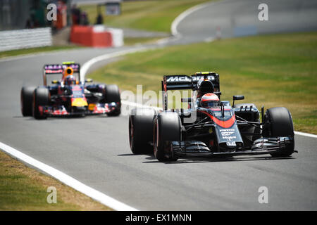 Silverstone im Vereinigten Königreich. 4. Juli 2015. Jenson Button (GBR), McLaren Honda F1-Team, vor Daniil Kvyat (RUS), Red Bull F1 Team auf dem richtigen Weg in die britische Formel1 (F1) Grand Prix in Silverstone Rennstrecke, Norhamptonshire, UK. Bildnachweis: Kevin Bennett/Alamy Live-Nachrichten Stockfoto