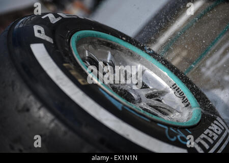 Silverstone im Vereinigten Königreich. 4. Juli 2015. Reifen bei den Briten Formel eine (F1) Grand Prix in Silverstone Rennstrecke, Norhamptonshire, UK gewaschen. Bildnachweis: Kevin Bennett/Alamy Live-Nachrichten Stockfoto