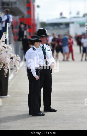 Silverstone im Vereinigten Königreich. 4. Juli 2015. Polizei auf Patrouille im Fahrerlager bei den Briten Formel eine (F1) Grand Prix in Silverstone Rennstrecke, Norhamptonshire, UK. Bildnachweis: Kevin Bennett/Alamy Live-Nachrichten Stockfoto