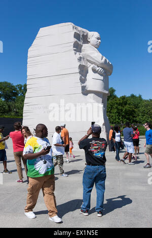 Touristen und Besucher nehmen Fotos von Martin Luther King Memorial in Washington, DC. Stockfoto