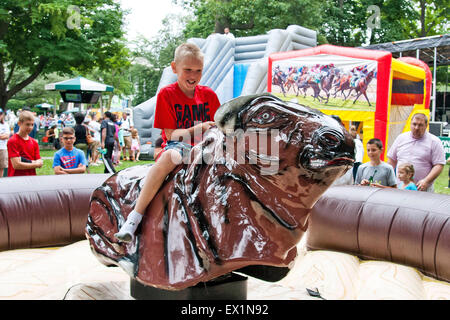 Elmont, New York, USA. 4. Juli 2015. 4. Juli 2015: Szenen aus der Hinterhof während der Stars And Stripes-Festival im Belmont Park in Elmont, New York. Scott Serio/ESW/CSM/Alamy Live-Nachrichten Stockfoto