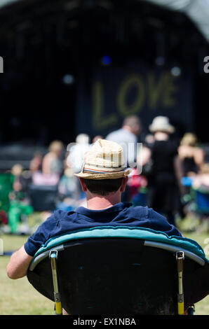 Glynde Platz, Sussex, UK, 4. Juli 2015.  Szenen am zweiten Tag der Love Supreme Jazz Festival am Glynde Platz, der vom 3. bis 5. Juli 2015 ausgeführt wird. Es ist ein anderes glühend heißen Tag auf dem Festival Credit: © Francesca Moore/Alamy Live News Stockfoto