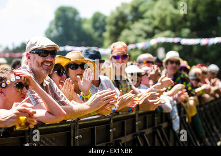 Glynde Platz, Sussex, UK, 4. Juli 2015.  Szenen am zweiten Tag der Love Supreme Jazz Festival am Glynde Platz, der vom 3. bis 5. Juli 2015 ausgeführt wird. Es ist ein anderes glühend heißen Tag auf dem Festival Credit: © Francesca Moore/Alamy Live News Stockfoto