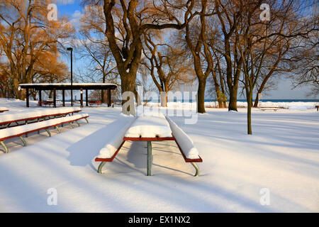 Schneebedeckten Park in Port Credit, Mississauga durch die Ufer des Lake Ontario unter Neuschnee Stockfoto