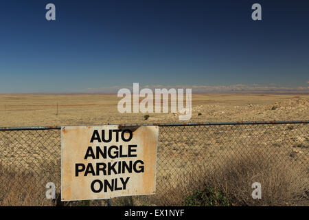 Ein Foto von einem Parkplatz melden in der Wüste von Arizona, wie aus der Meteor-Krater in der Nähe von Winslow Arizona (AZ) zu sehen. Stockfoto