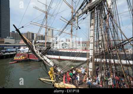 Hermine, ein Nachbau eines Schiffes aus dem 18. Jahrhundert, angedockt an Pier 15 in der South Street Seaport, Manhattan, New York City. Stockfoto