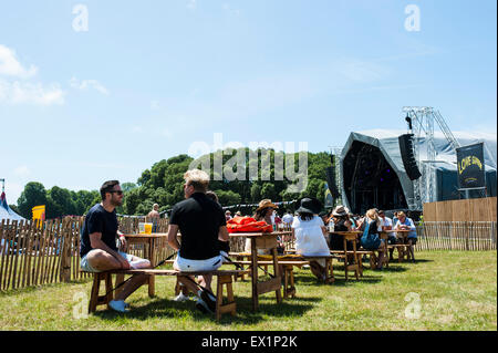 Glynde Platz, Sussex, UK, 4. Juli 2015.  Szenen am zweiten Tag der Love Supreme Jazz Festival am Glynde Platz, der vom 3. bis 5. Juli 2015 ausgeführt wird. Es ist ein anderes glühend heißen Tag auf dem Festival Credit: © Francesca Moore/Alamy Live News Stockfoto