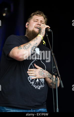 Glynde Platz, Sussex, UK, 4. Juli 2015.  Zweiten Tag des Festivals, Rag'n' Knochen Mann tritt auf der Main Stage Kredit: © Francesca Moore/Alamy Live News Stockfoto