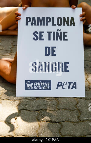 PETA und AnimaNaturalis in Pamplona zu protestieren. 4th of July. 2015. vor San Fermin Festival. Spanien. Europa Stockfoto