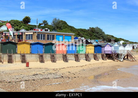 Umkleidekabinen am Strand von Walton auf ganz blöd, Essex, UK Stockfoto