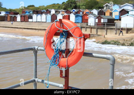 Ein roter Rettungsring am Strand in Walton-on-the-Naze Stockfoto