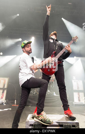 Milwaukee, Wisconsin, USA. 30. Juni 2015. JEREMY MCKINNON und NEIL WESTFALL (R) von A Day to Remember führen Sie live auf der Bühne auf dem Sommerfest Music Festival in Milwaukee, Wisconsin © Daniel DeSlover/ZUMA Draht/Alamy Live News Stockfoto